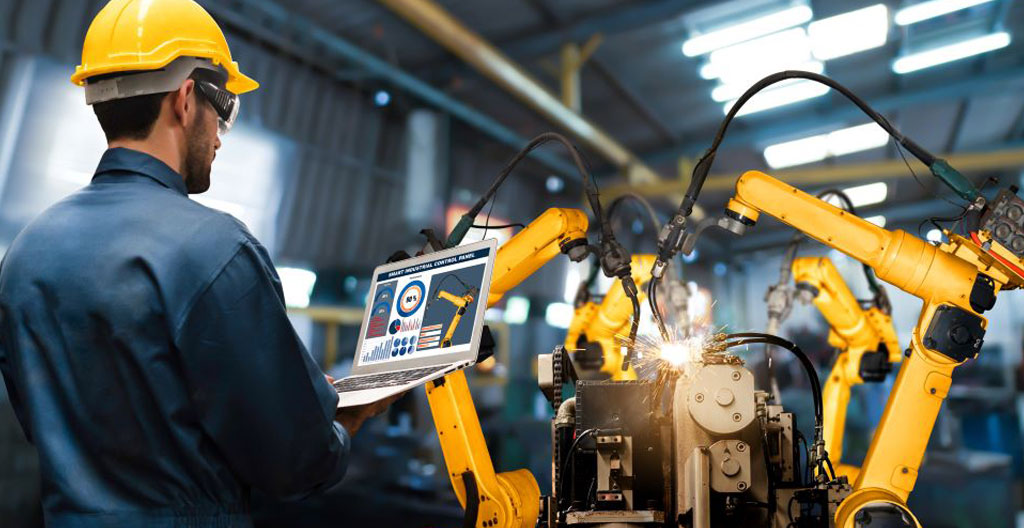 Laboratoire de recherche et développement avec ingénieurs travaillant sur des prototypes technologiques